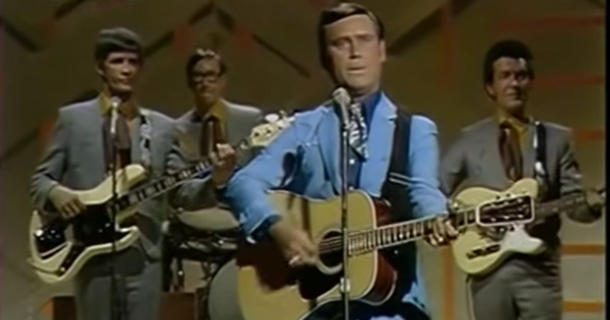 George Jones – She Thinks I Still Care